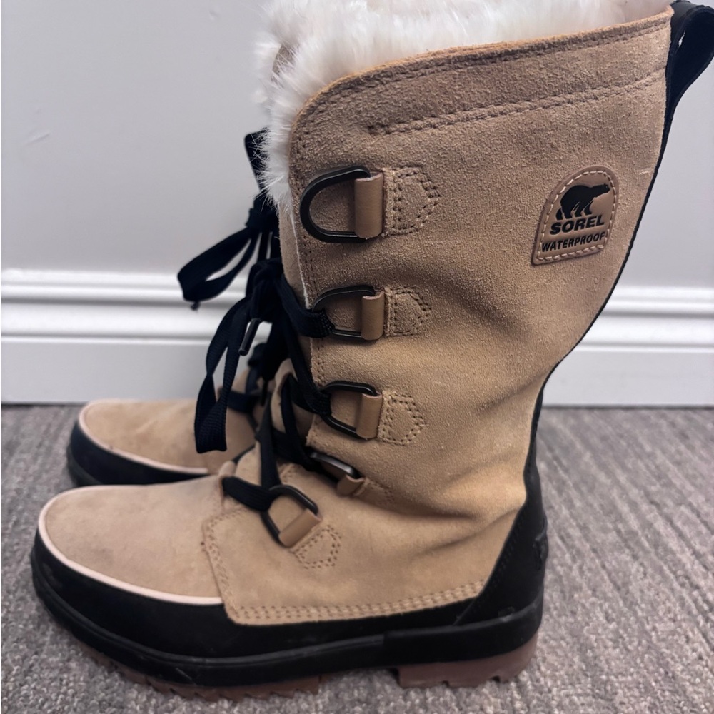 Sorel Beige Tan Faux Fur Lace-Up Winter Boots with Black Laces - Picture 2 of 3